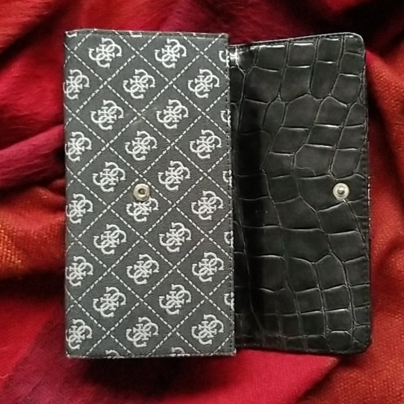 Guess Wallet - Picture 4 of 6